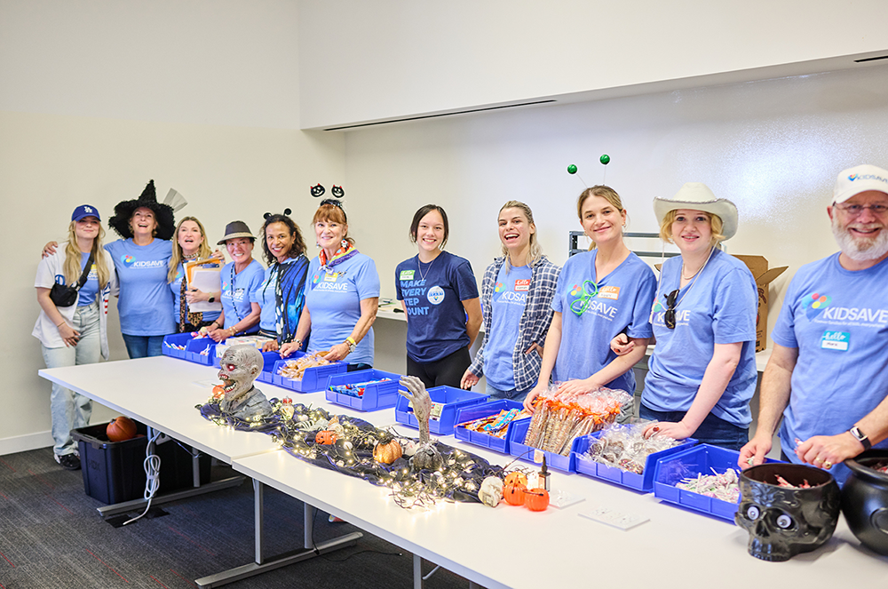 kidsave-volunteers-la-weekend-miracles-halloween-event