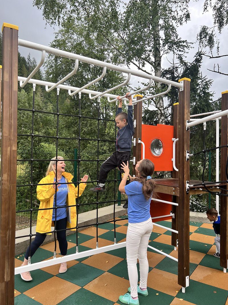 KIDSAVE-MIRACLES-CENTER-PLAYGROUND-RANDI-PLAYING-WITH-KIDS (3)