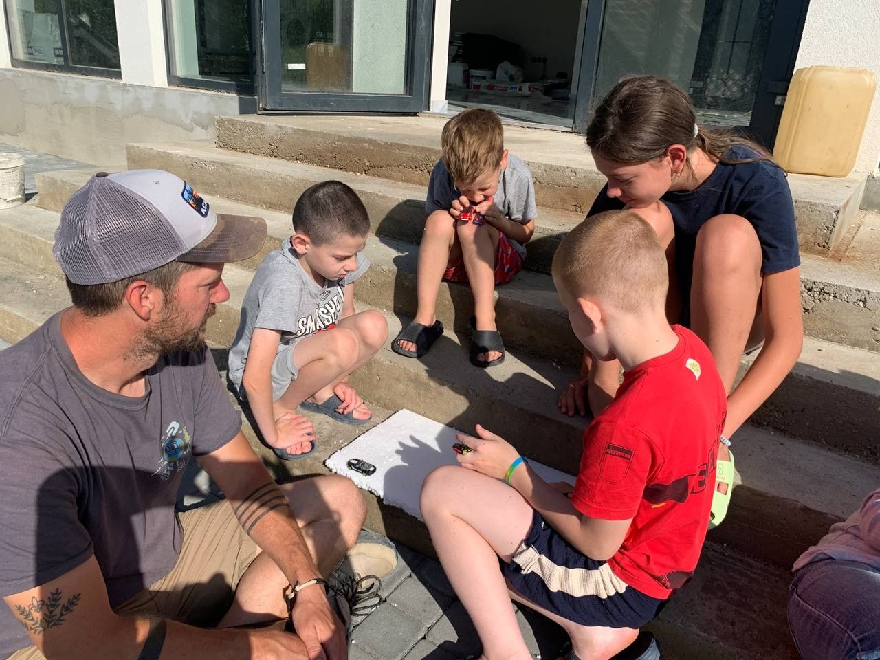 Kidsave-volunteer-Jake-with-kids-at-Center