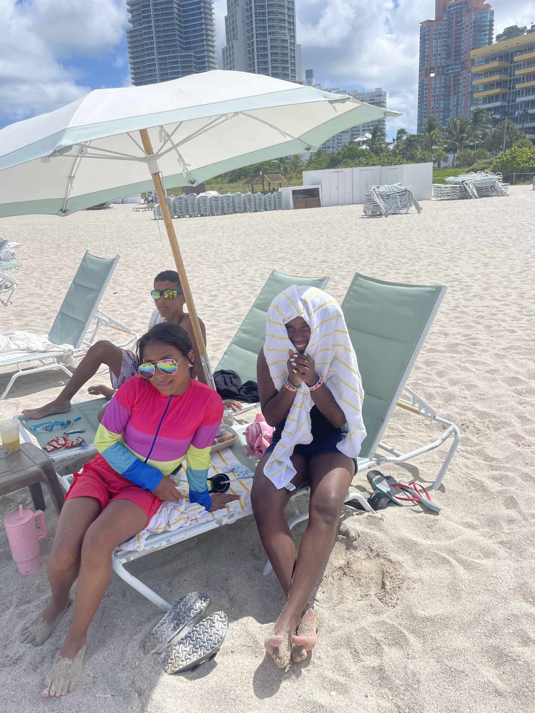 Carlos, Mariana, y Camila – Summer Miracles 2024